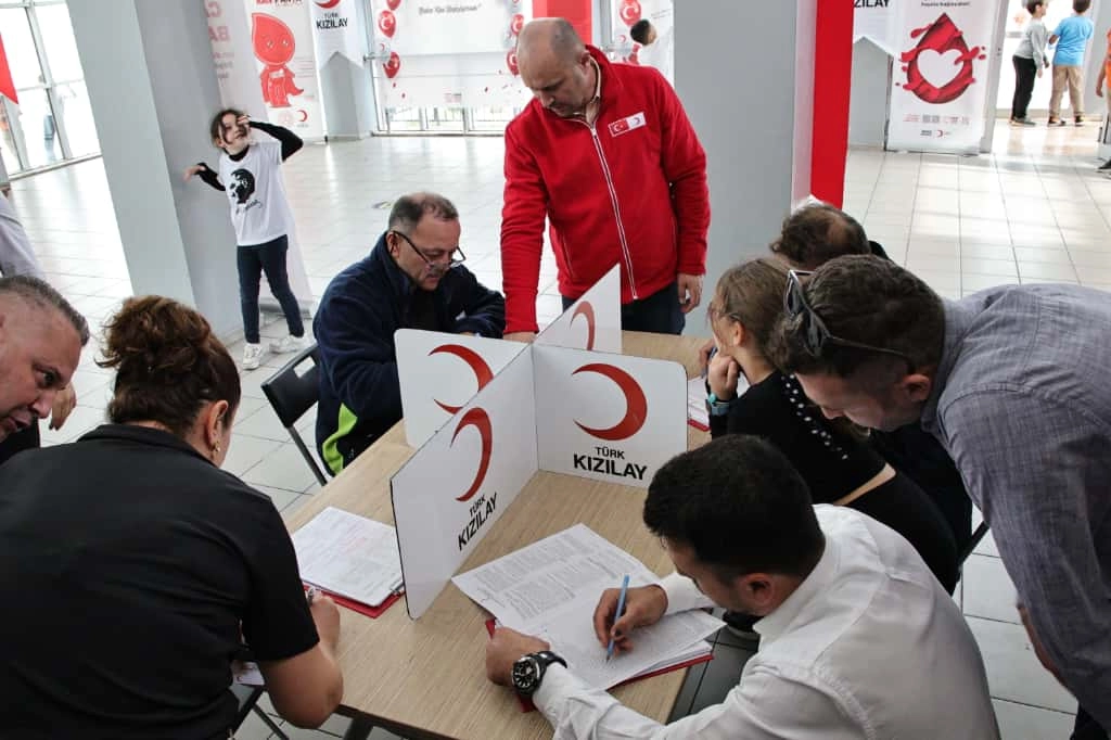 İzmir’de 10 okulda eş zamanlı kan bağışı 