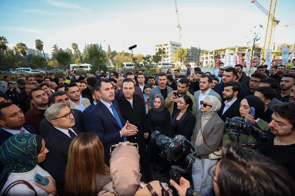 Bakan Kurum gençlerle afet bölgesindeki 'Asrın İnşası' seferberliğini gezdi 