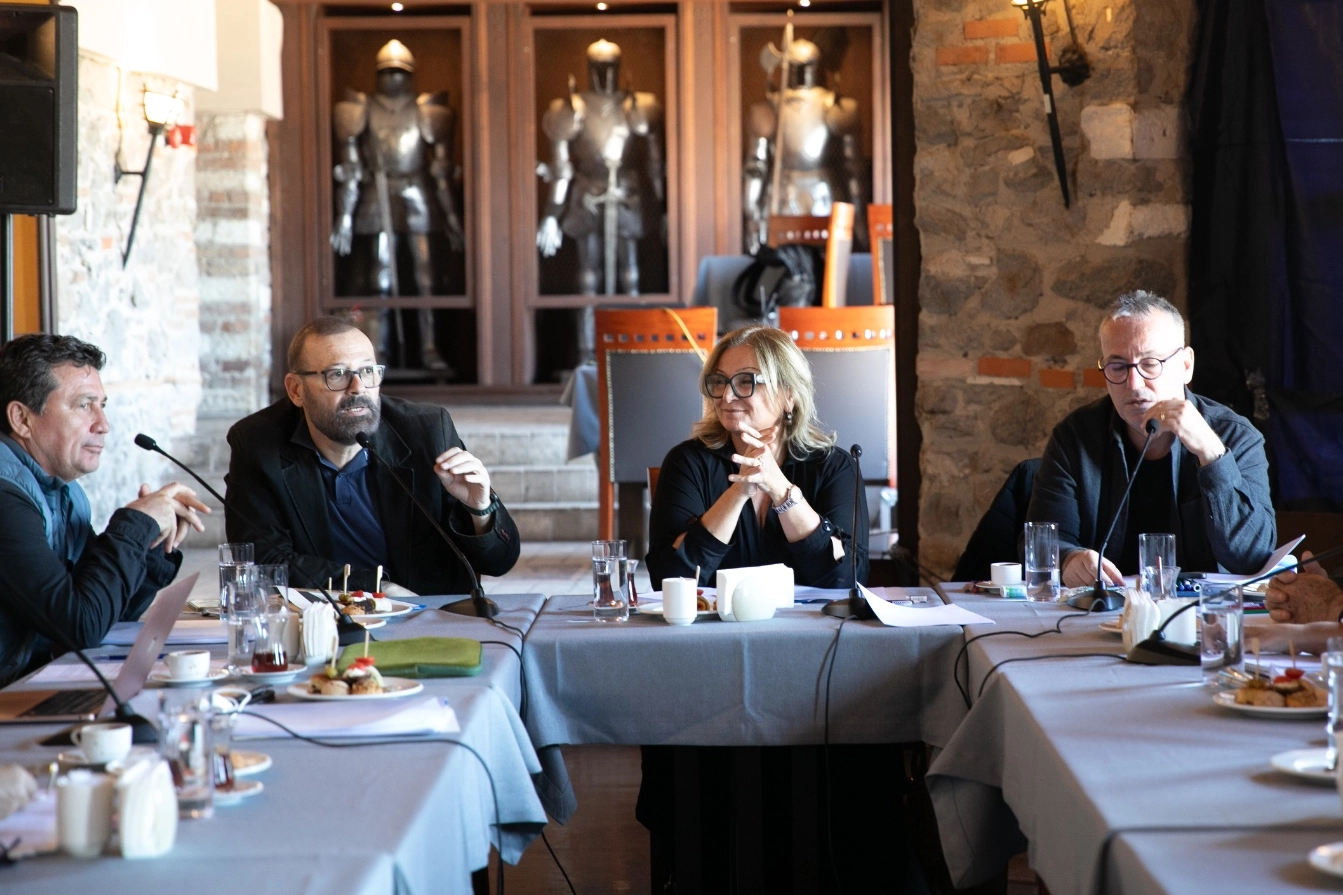 İzmir Şehir Tiyatroları danıştı 