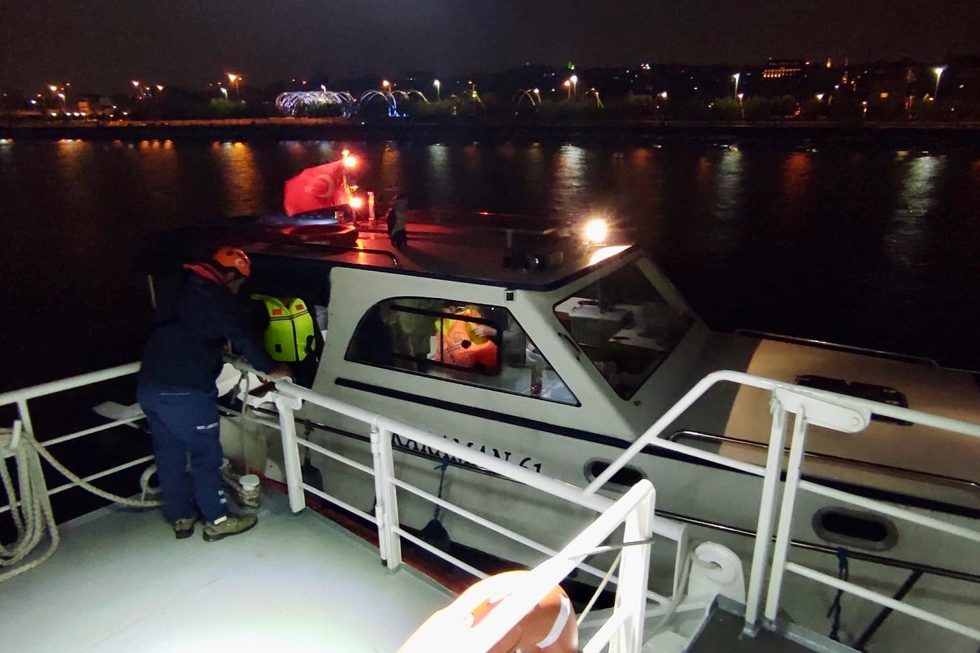 Yenikapı açıklarında 4 kişilik tekne emniyete alındı! 