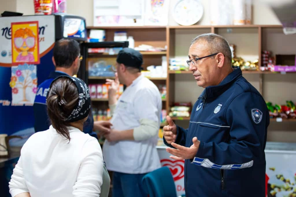 İzmir Narlıdere'de zabıta ekiplerinden kantinlere sıkı denetim 