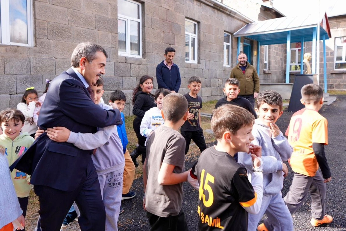 Öğrenciler ara tatile çıktı... Bakan Tekin: Dinlenin, kendinize zaman ayırın 