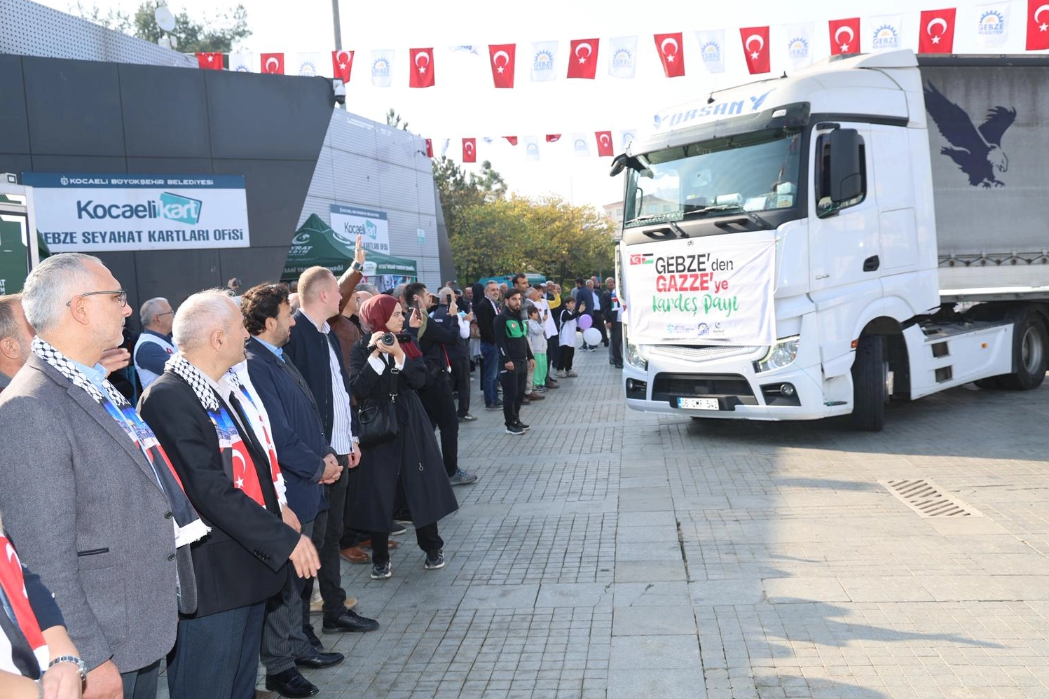Gebze’den Gazze’ye kardeşlik eli... 10 yardım tırı dualarla uğurlandı 