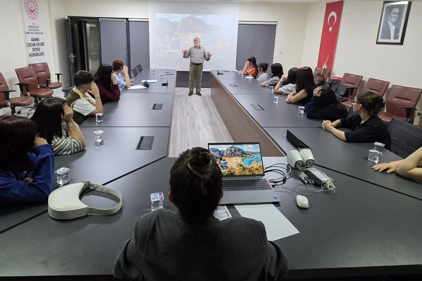 Gazeteci Özke gençlerle şiir üzerine buluştu 