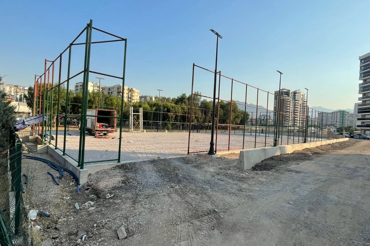 İzmir Büyükşehir’den gençlere beş yeni halı saha 