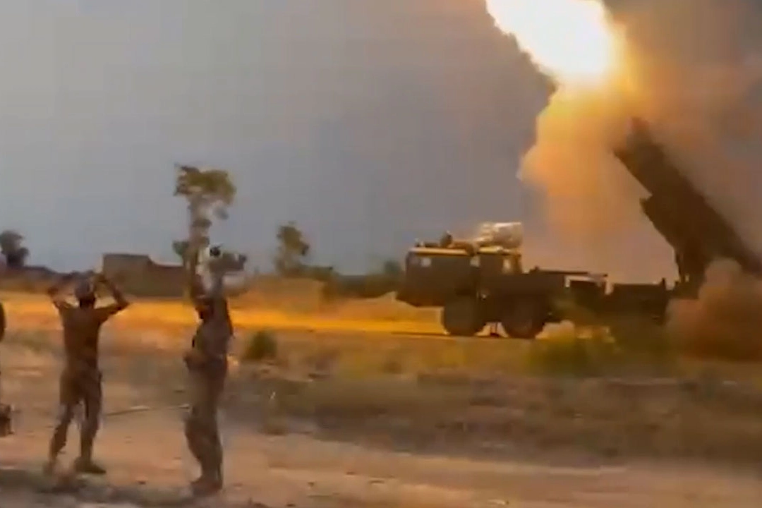 Suriye’ye füze saldırısı! Bir bina yerle bir oldu 