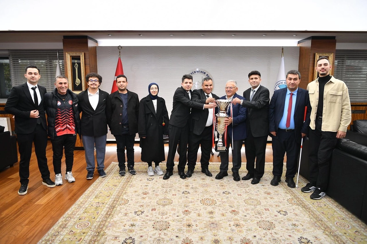 Kayseri Büyükşehir Sesi Görenler'in şampiyonunu ağırladı 