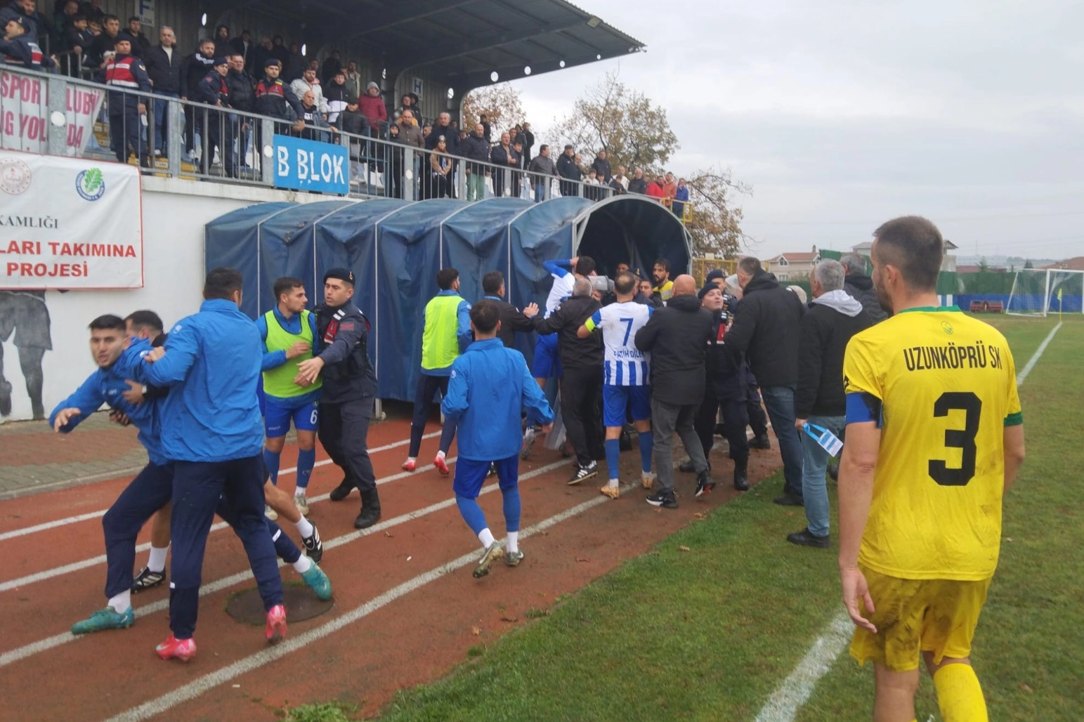 Ergene Velimeşespor ile Uzunköprüspor maçında gazeteciye ve futbolculara saldırı! 