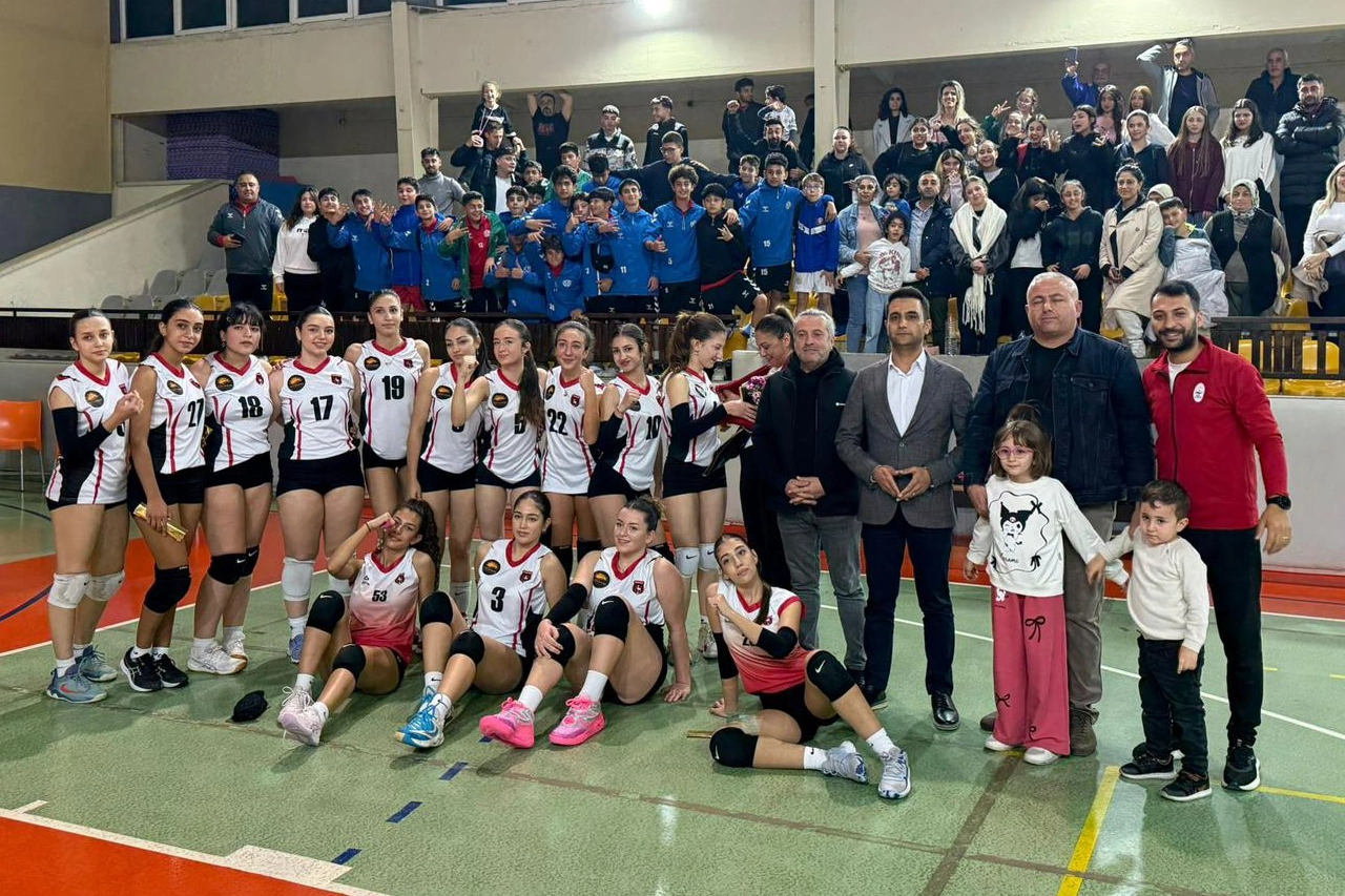 İzmir Çiğli'nin voleybol takımları ligin zirvesinde 