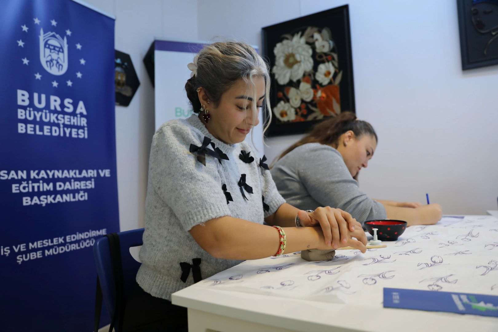 Bursa'da engel tanımayanlar için seramik atölyesi 