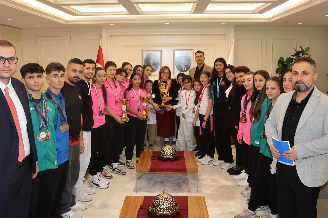 Gaziantep’in şampiyon sporcuları Başkan Şahin’i ziyaret etti 