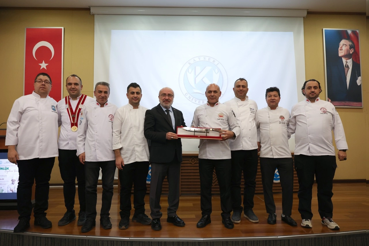 KAYÜ Aşçılık öğrencileri önlüklerini giydi 