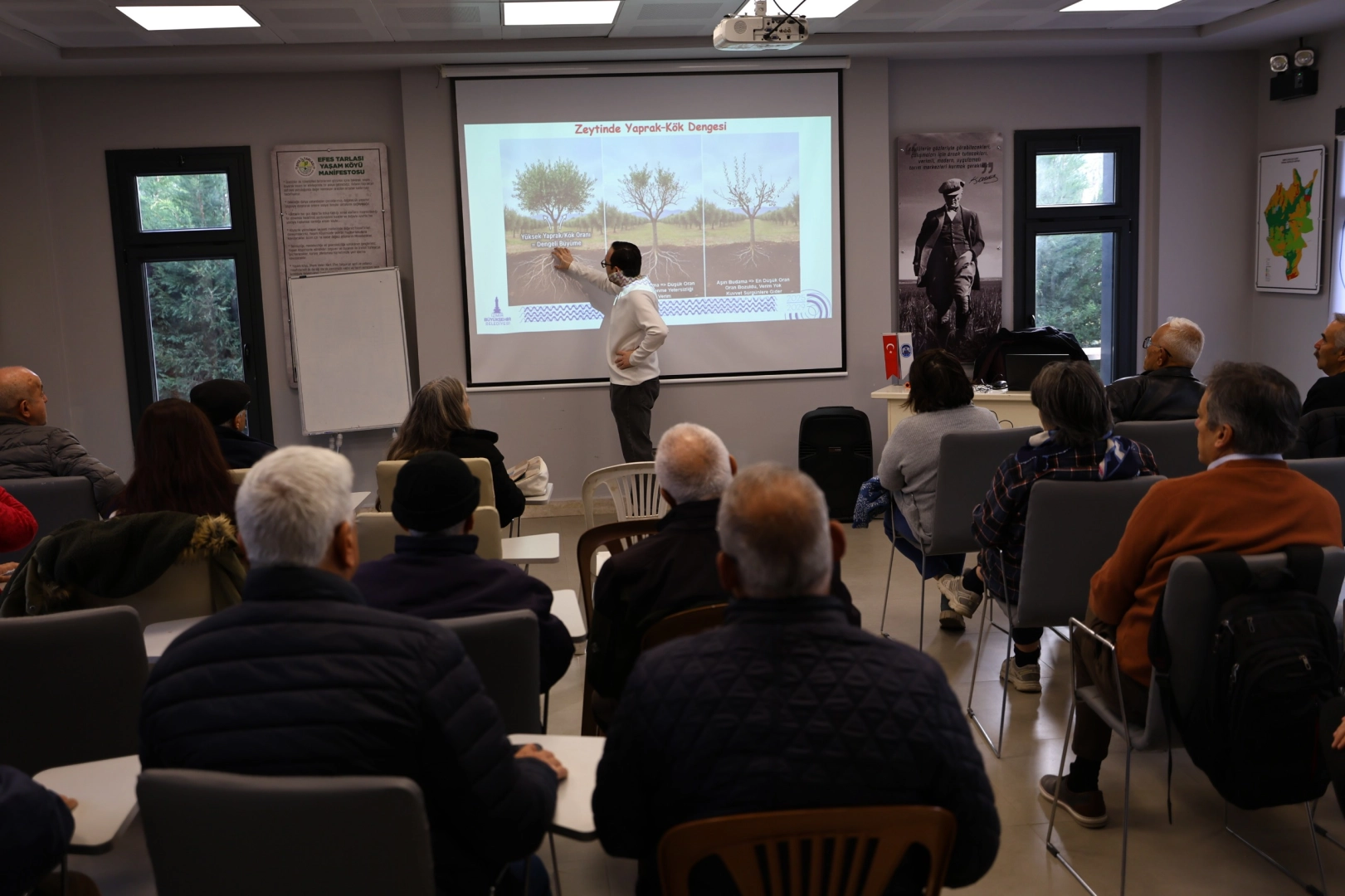İzmir Efes Selçuk’ta üreticilere zeytin budama eğitimi 