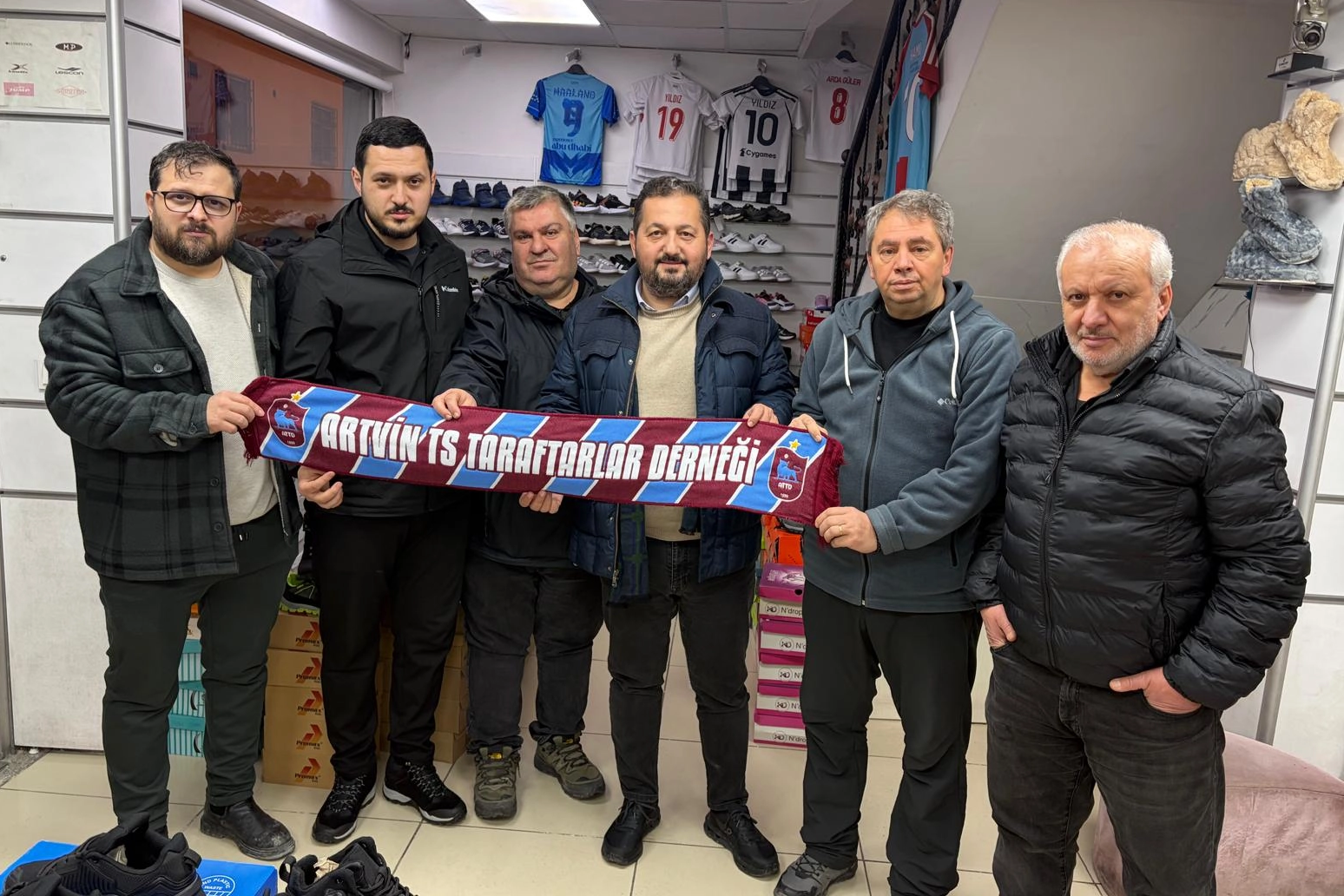 Sertaç Güven’den Artvinli gençlere stattan maç izleme desteği 