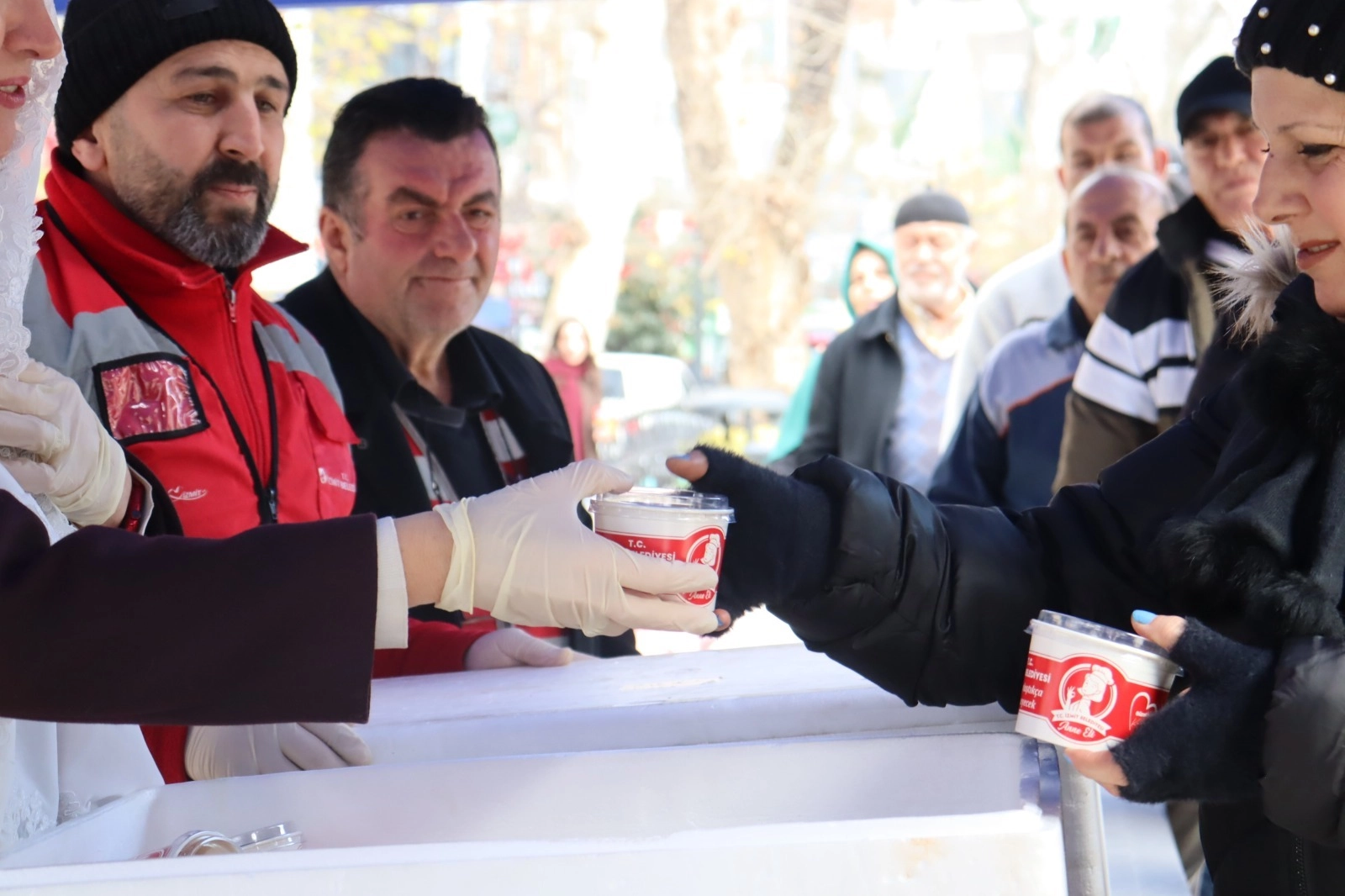 İzmit Belediyesi'nden kandillik helva ikramı 