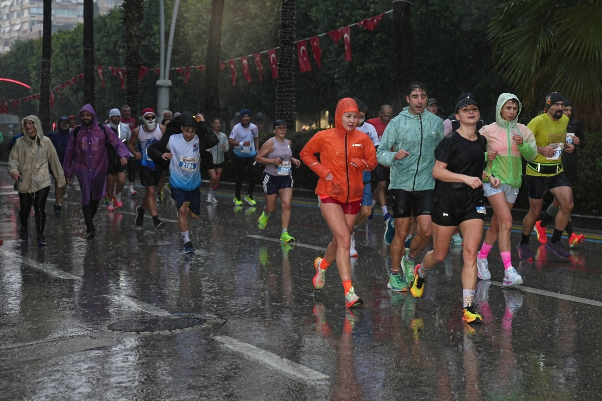 16. Uluslararası Adana Kurtuluş Yarı Maratonu koşuldu 