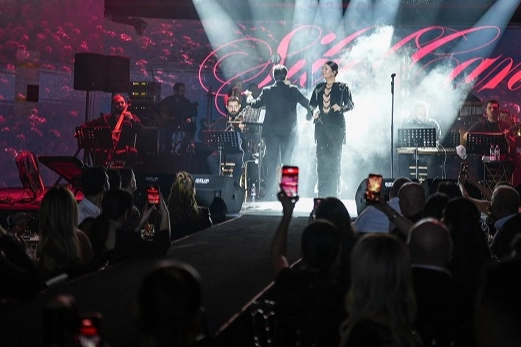 Sibel Can zarafetiyle göz kamaştırdı 