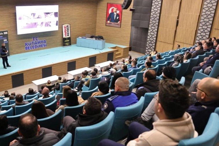 Kütahya Belediyesi personeline bağımlılıkla mücadele eğitimi 