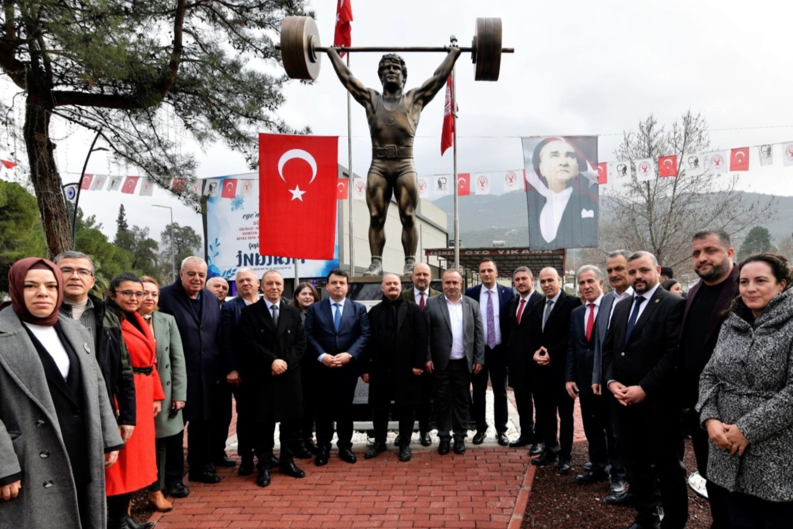Cep Herkülü'nün heykeli dikildi 
