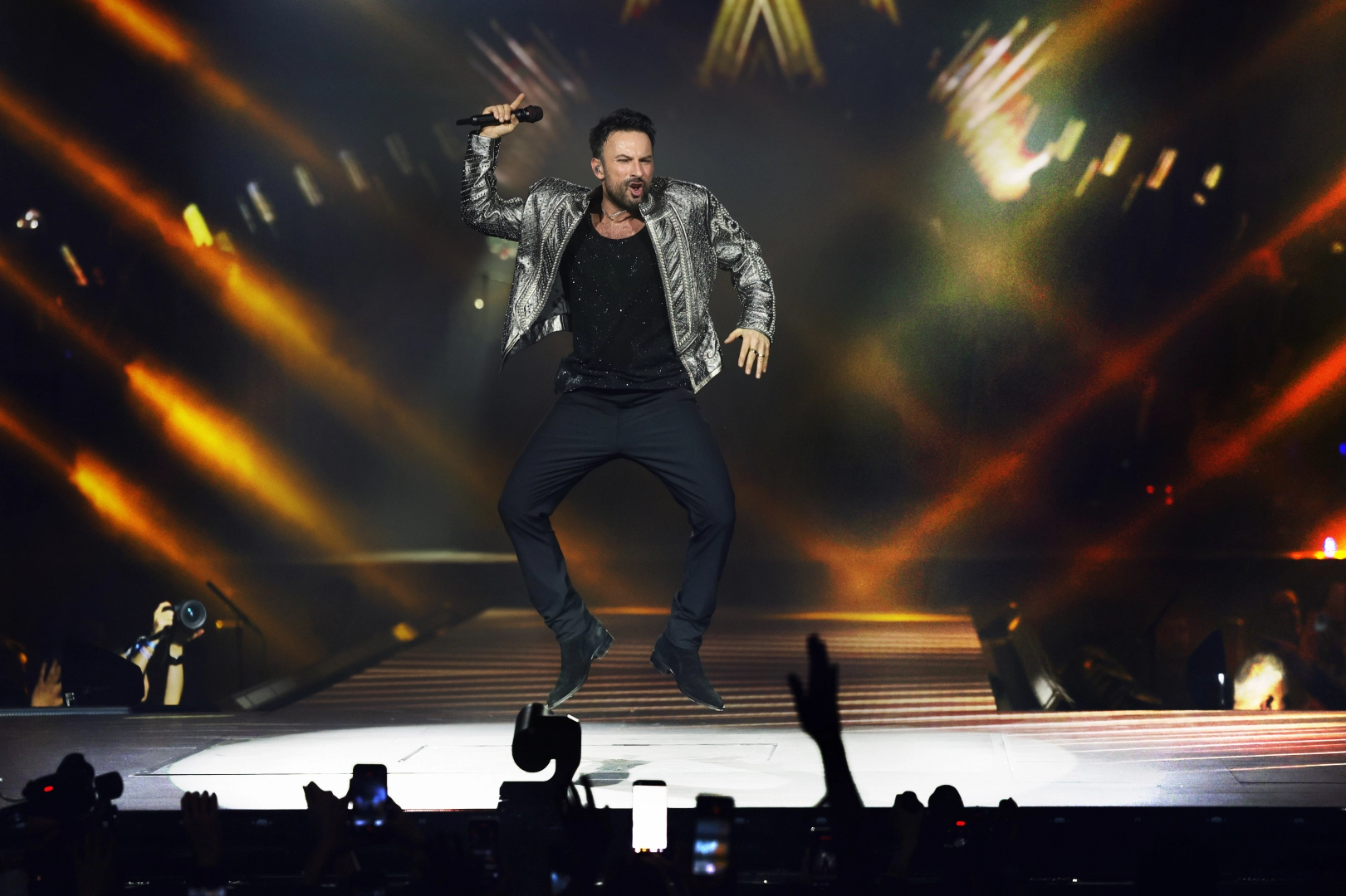 Tarkan sahneden 'Beni çok sev' diyerek seslendi 