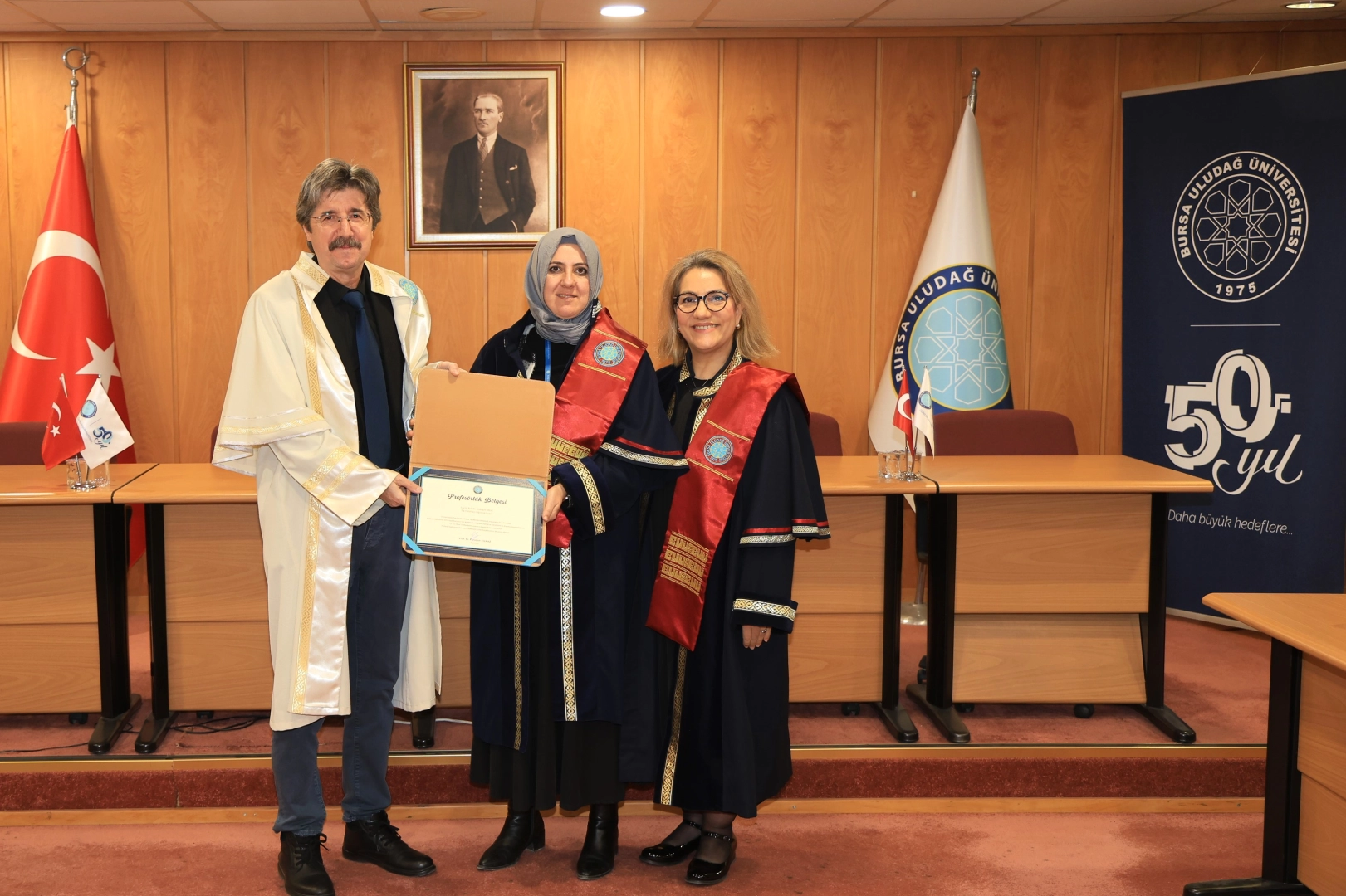BUÜ’de profesörlük belgeleri törenle takdim edildi 
