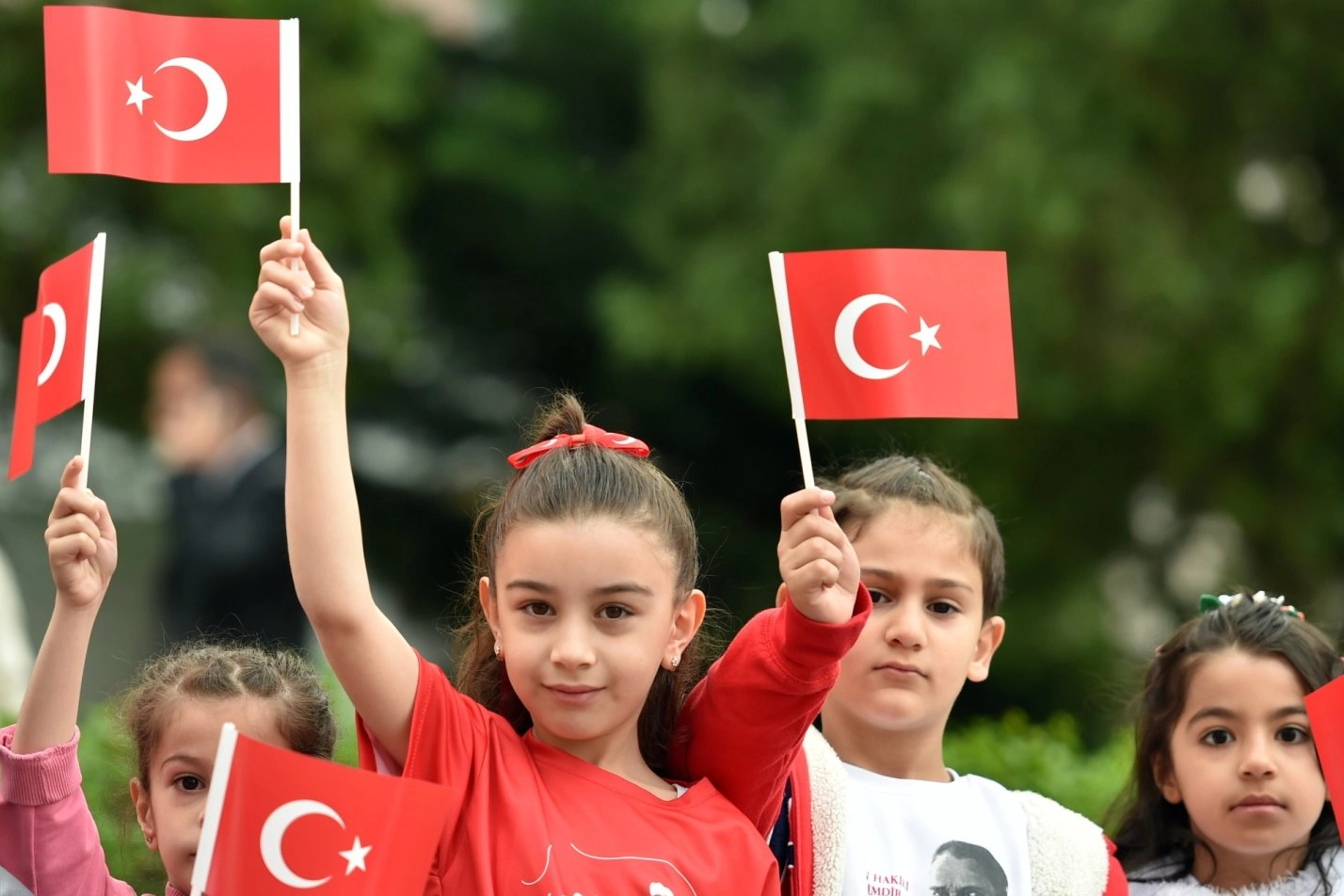 Eğitimde ikinci dönem 'Bayrak Sevgisi' temasıyla başladı 