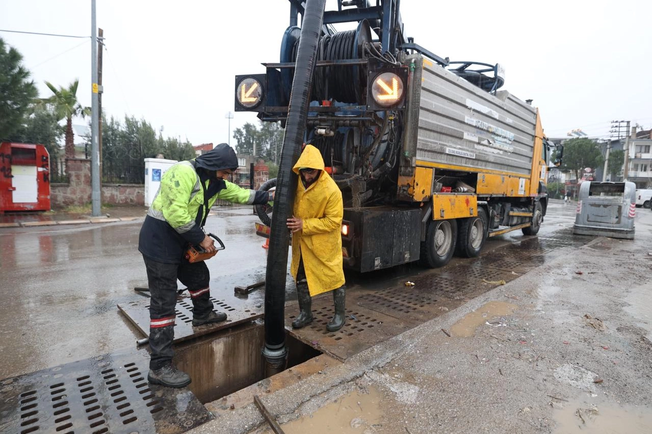 İzmir’de sağanak yağışa karşı seferberlik 