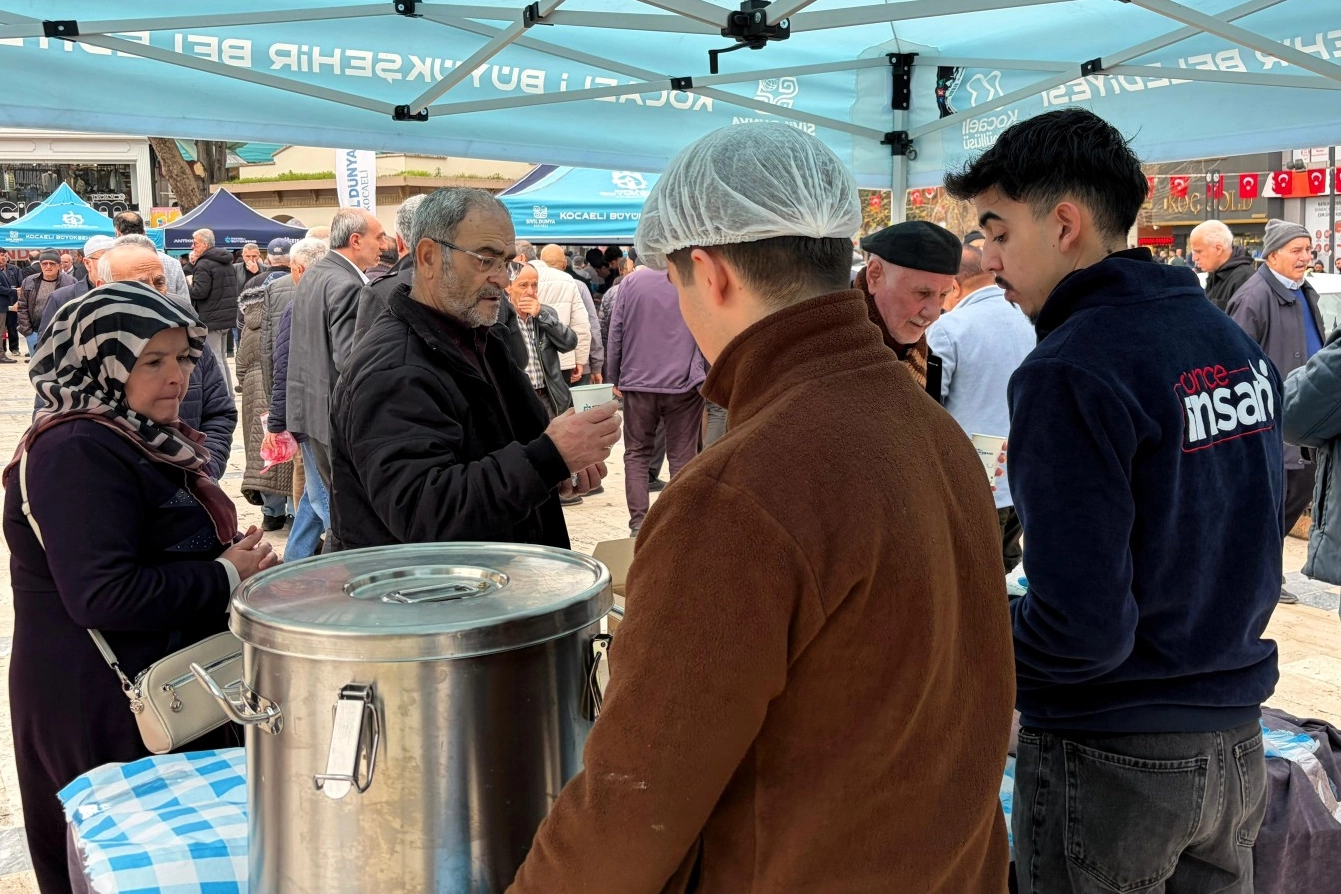 Kocaeli'de deprem şehitleri için çorba ikramı 