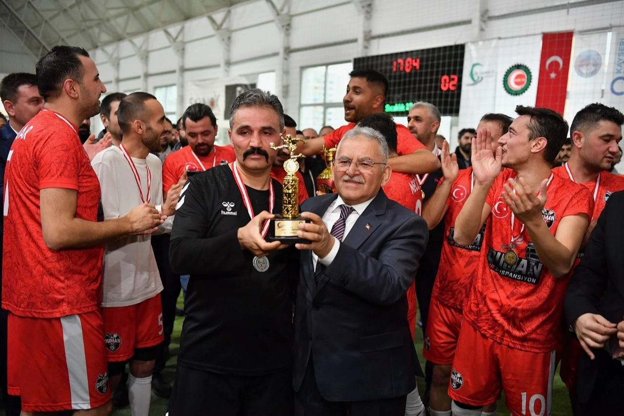 Memduh Büyükkılıç halı sahaya ayak bastı 