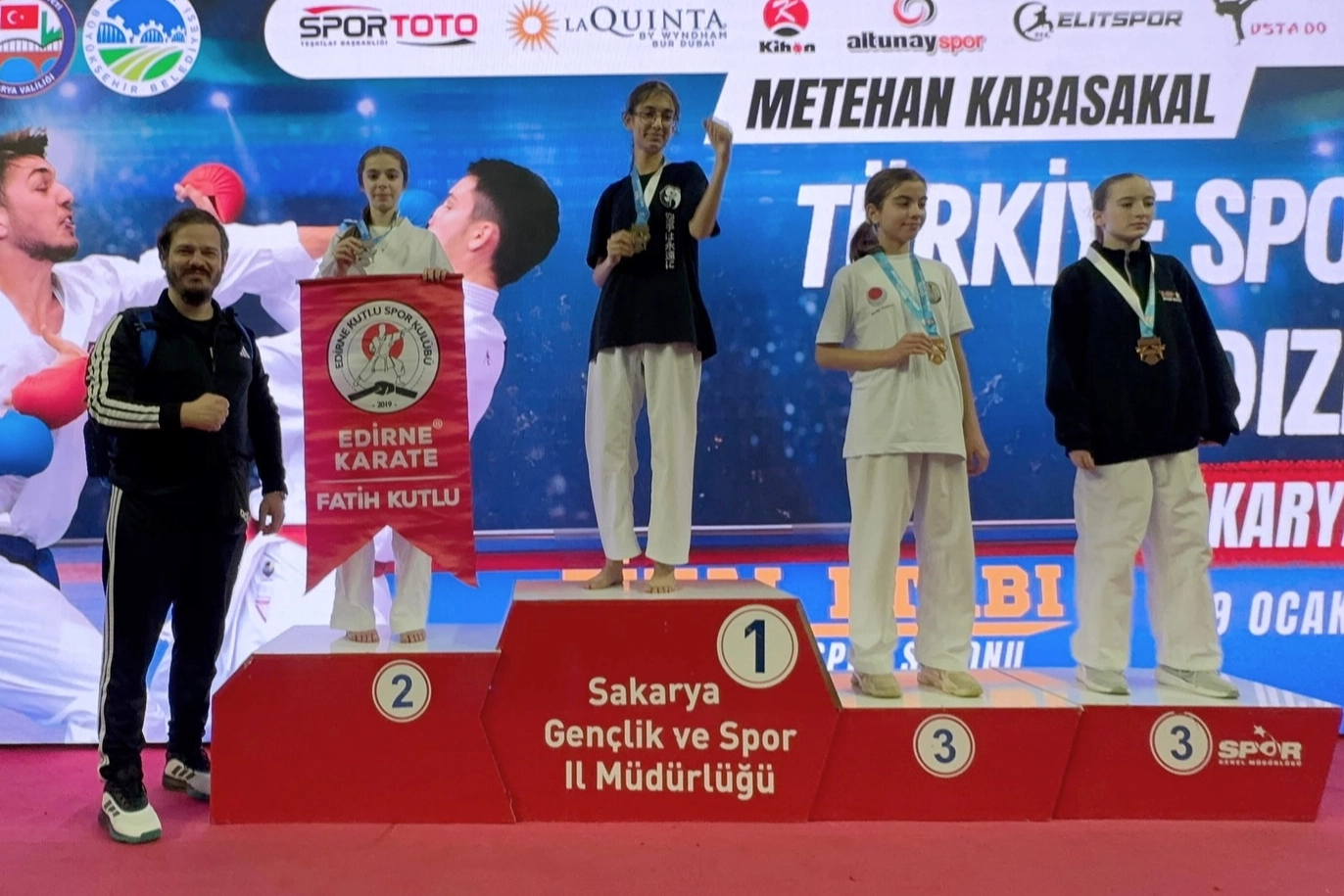 Deniz Cansu Karabulut Türkiye Yıldızlar Karate Ligi 2.’si oldu 
