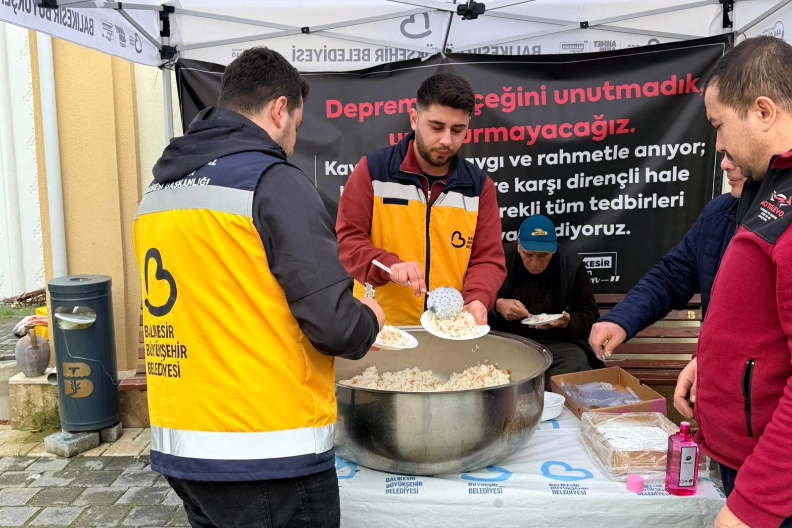 Balıkesir’de depremde hayatını kaybedenler için pilav hayrı 