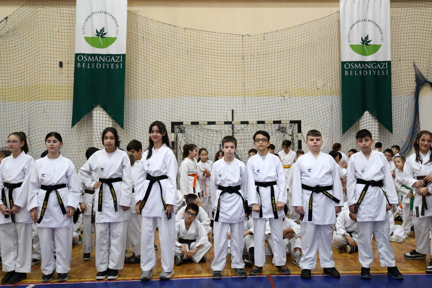 Bursa Osmangazi’de 300 karateci kuşak sevinci yaşadı 