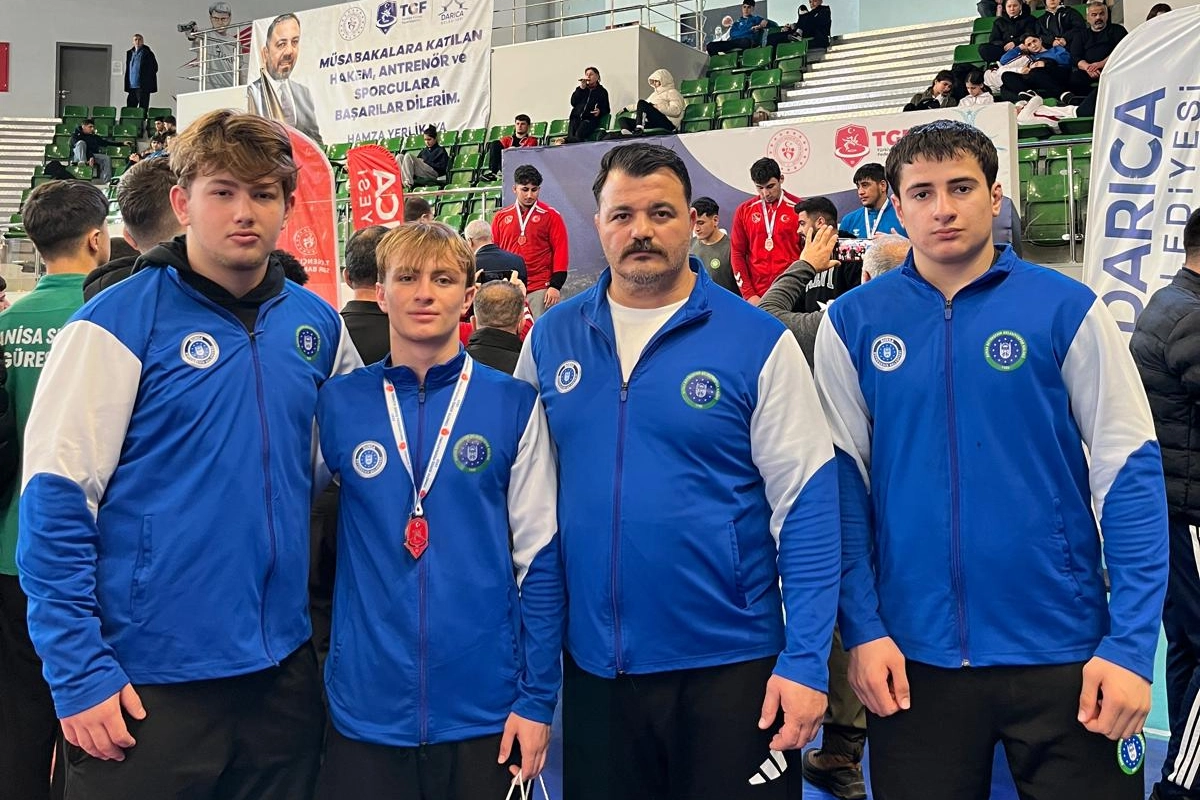 Bursa Büyükşehirli güreşçiler Türkiye kürsüsünü es geçmedi 