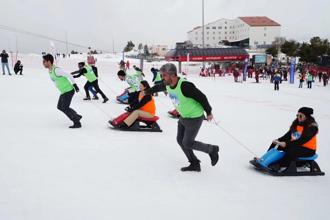 Kayseri Erciyes'te 'Artık Çekilmez Oldun' kızak yarışı 