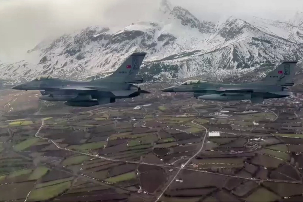 Erzincan semalarında muharip uçak geçişi 