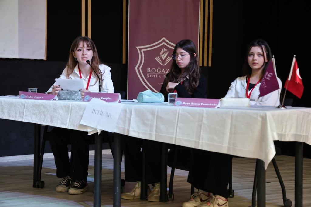 Kütahya'da liseler rası münazara finalinde gençler sahnedeydi 