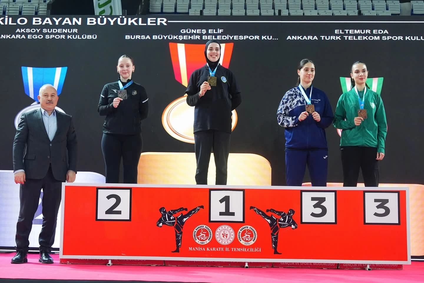 Bursa Büyükşehirli karateciler kürsüden inmedi 