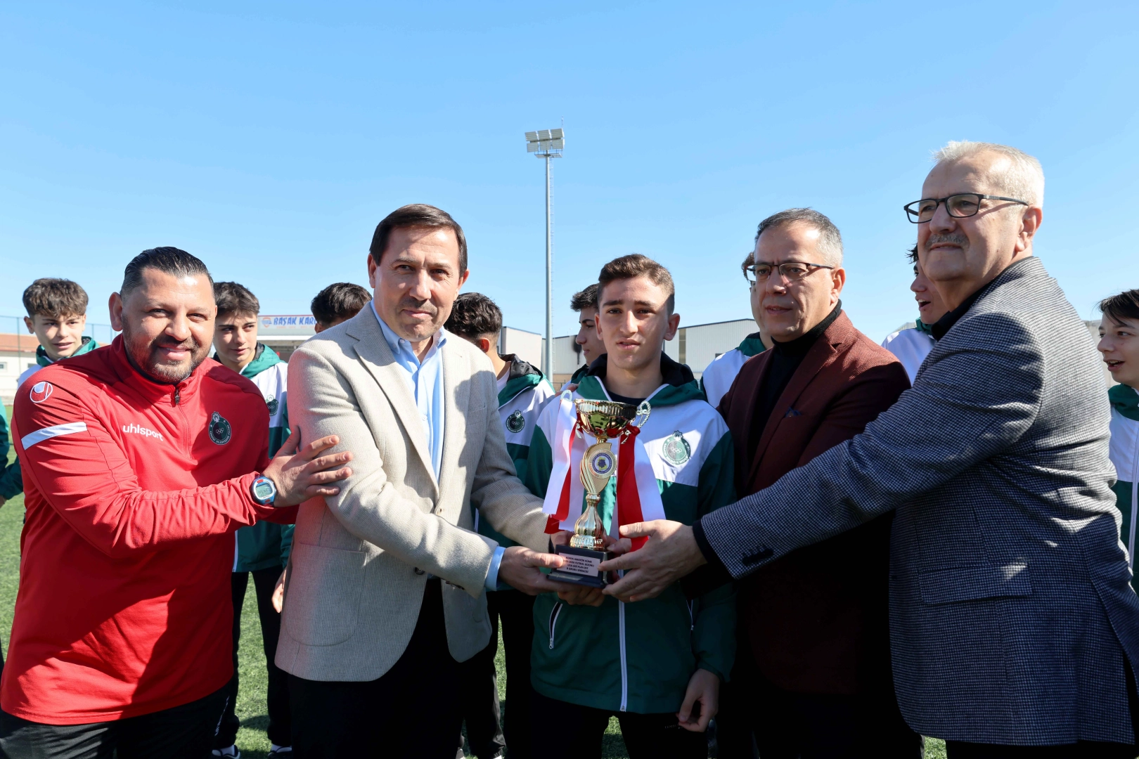 Konya Karatay U16 takımı şampiyonluk kupasını kaldırdı 