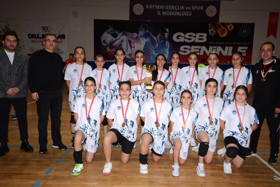 Kayserili hentbolcular şampiyonluğa ulaştı 