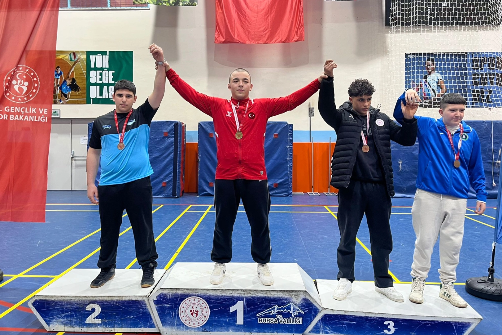 Bursa Büyükşehirli güreşçiler madalyaları topladı 