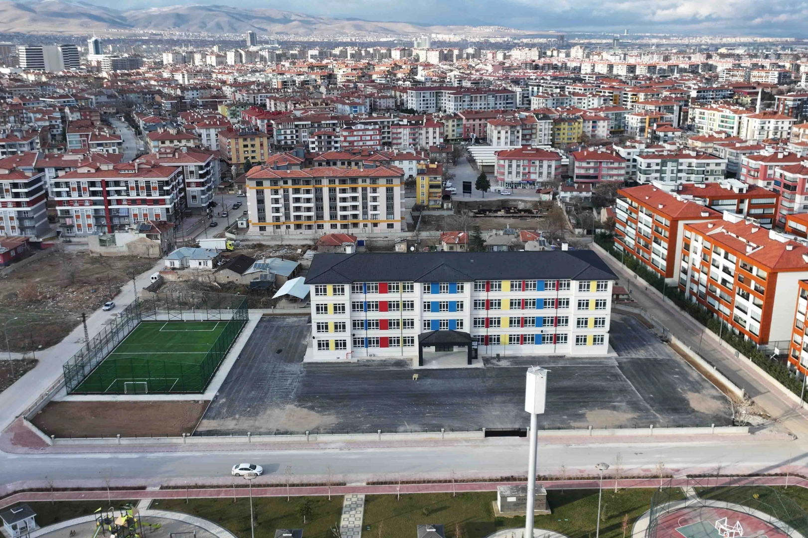 Konya Karatay'da 8 okul FIFA standardında sahalara kavuşuyor 