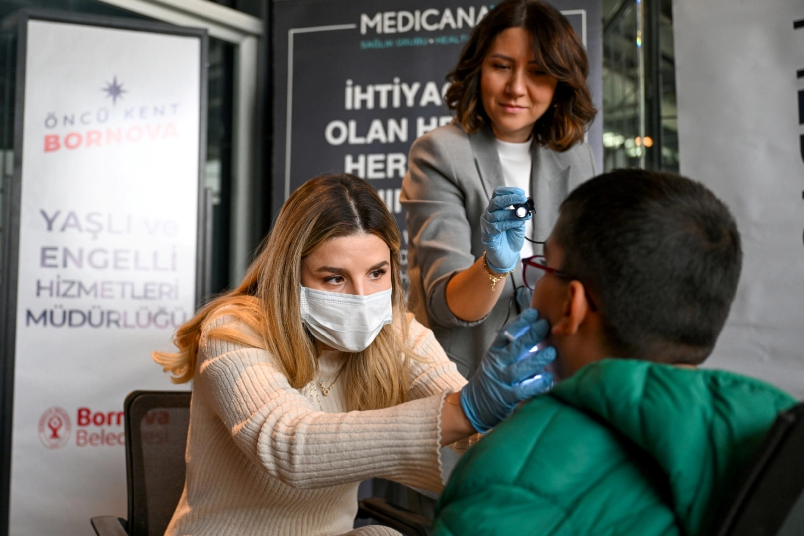 İzmir Bornova’da işitme engelli öğrencilere diş taraması 