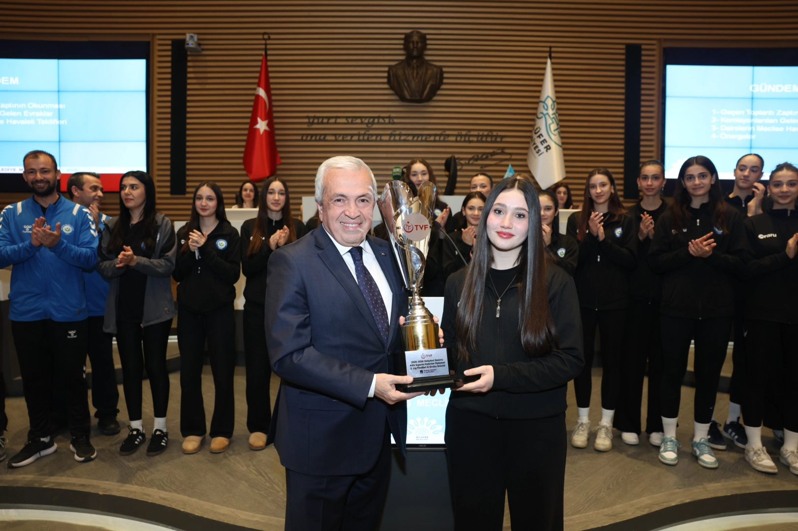 Bursa Nilüfer’in genç sporcuları başarılarını mecliste paylaştı 