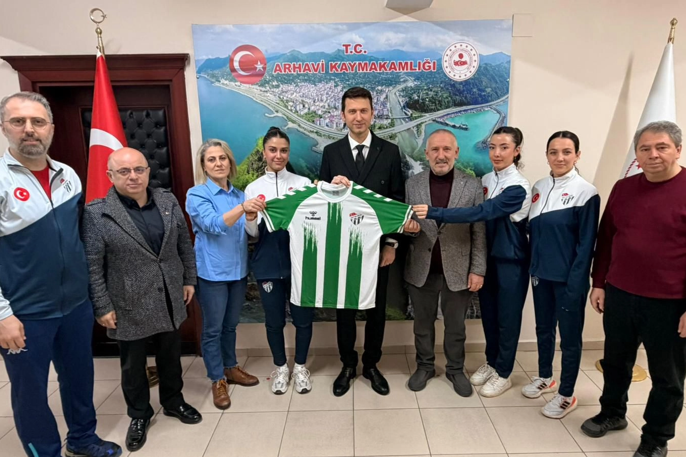 Artvinspor Kadın Voleybol Takımı’ndan Arhavi Kaymakamı Çimşir'e ziyaret 