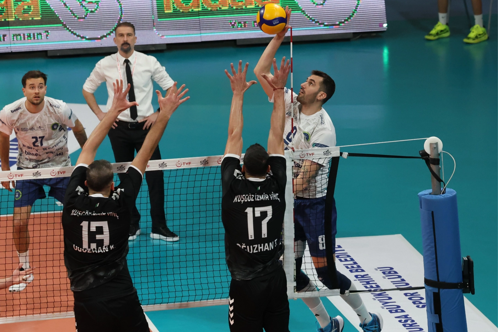 Bursa Büyükşehirli Efeler filede play-off’u garantiledi 