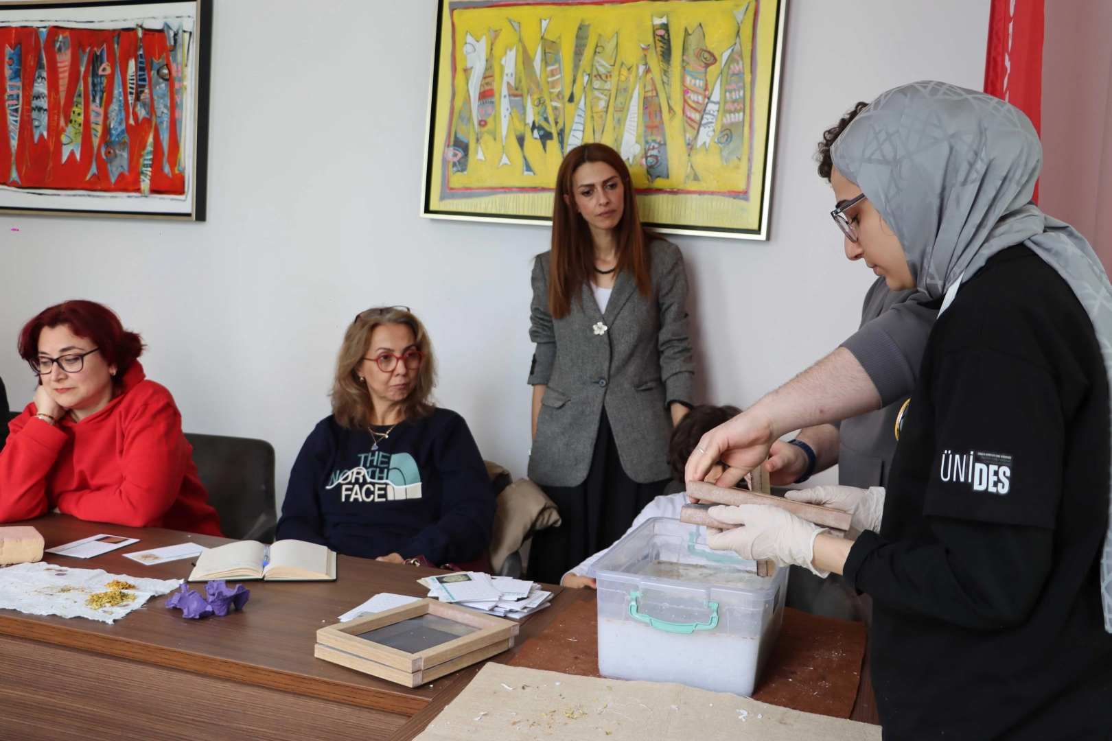 Maltepe'de geleneksel yöntemle kâğıt yapımını öğrendiler 