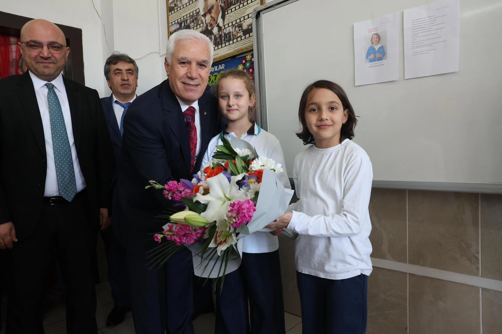 Arkadaşlarına söz verdi, Başkan Bozbey’i sınıfa getirdi 