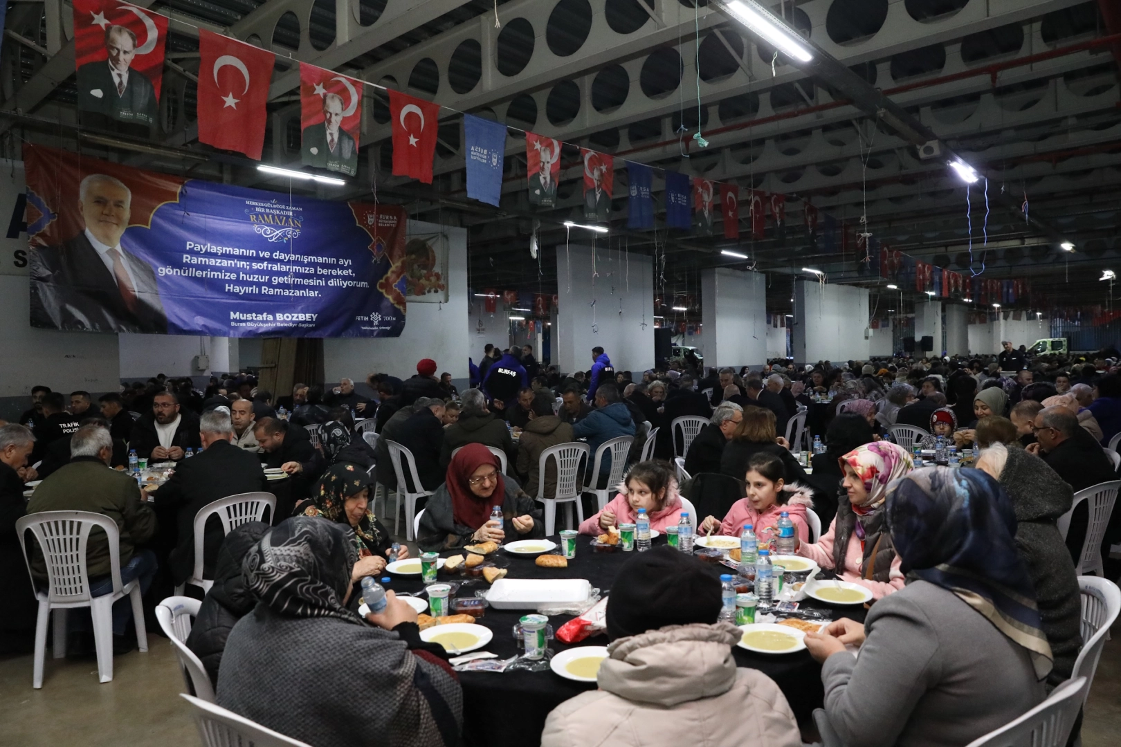 Bursa'da Gemlikliler Büyükşehir'in dayanışma sofrasında 