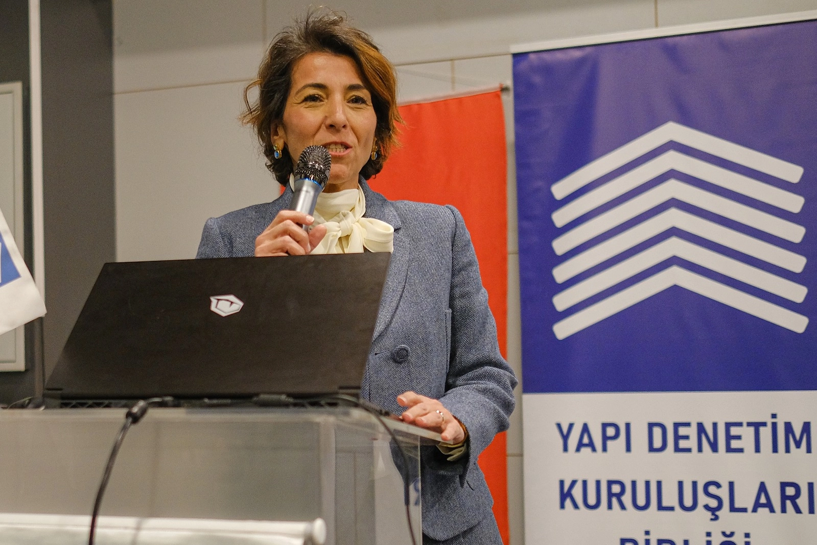 YDKBD Bursa Şubesi'nde Esra İnhanlı güven tazeledi 