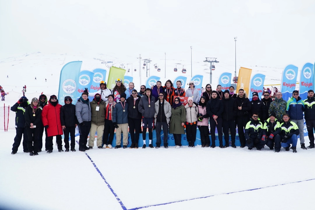 Erciyes'te kar voleybolu coşkusu 